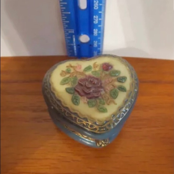 Porcelain Heart Shaped Trinket Box - Picture 1 of 6